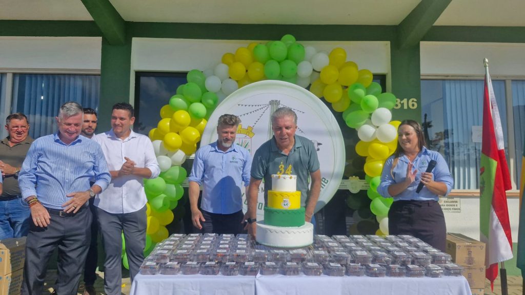 São João do Itaperiú abre comemorações dos 34 anos com ato cívico e participação massiva da comunidade