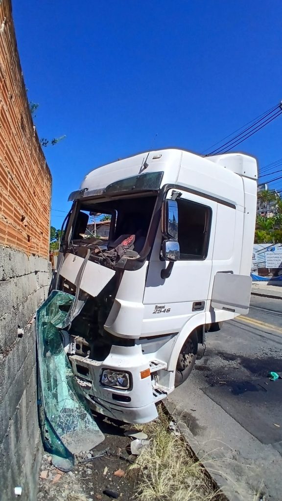 VÍDEO – Motorista colide contra muro de residência e fica gravemente ferido