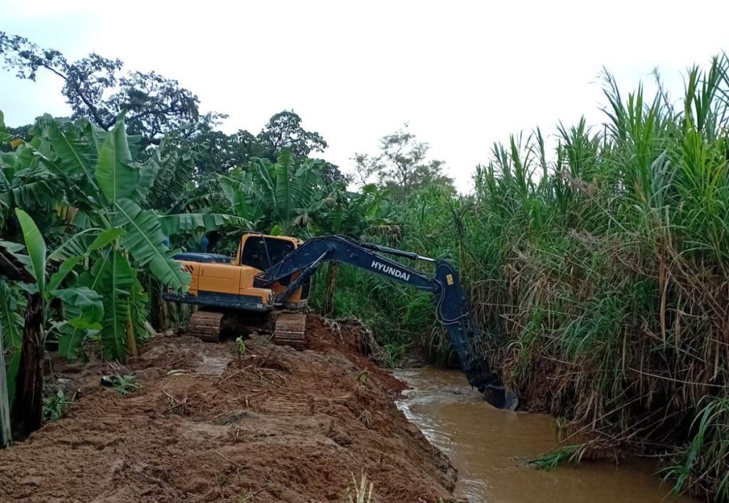 Secretaria de Obras coordena limpeza de rios para prevenir alagamentos em São João do Itaperiú