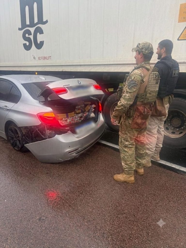 Motorista de BMW tenta matar policial e acaba preso com centenas de quilos de drogas