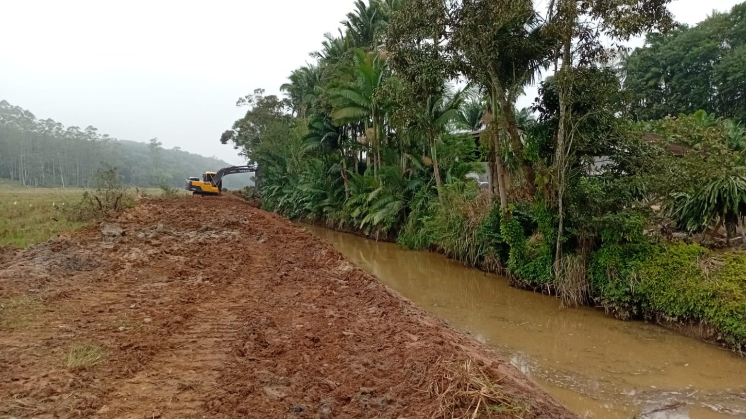 Prefeitura de São João do Itaperiú intensifica limpeza preventiva dos rios para reduzir riscos de alagamentos