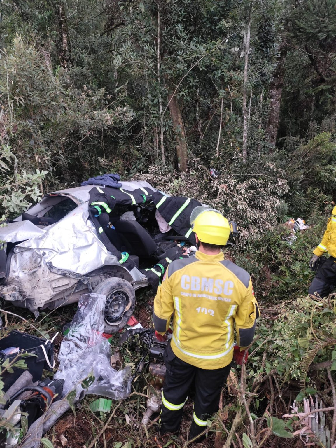 Carro sai da pista, deixa quatro feridos; duas vítimas ficaram presas às ferragens