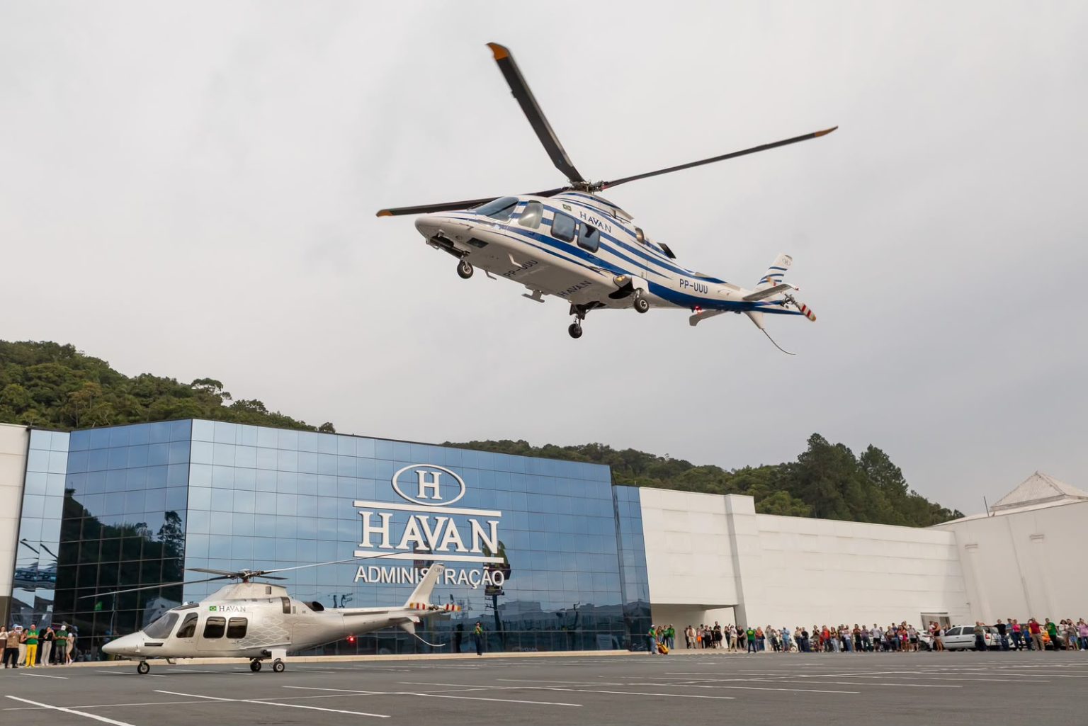 Havan presenteia mais de 300 clientes com voos de helicóptero no aniversário de Brusque