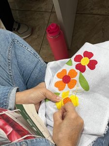 Inclusão e Capacitação: São João do Itaperiú inicia curso gratuito de bordado com patchcolagem