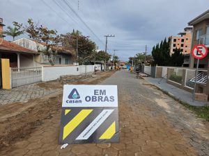 Casan alerta moradores sobre obras de esgotamento sanitário no bairro Itajuba