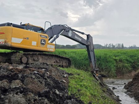 Em São João do Itaperiú Secretaria de Obras e Defesa Civil reforçam limpeza preventiva do Rio Jacaré