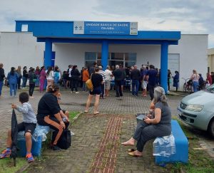 VÍDEOS – Filas sob chuva e indignação: moradores do Bairro Itajuba enfrentam caos para agendar consultas na UBS