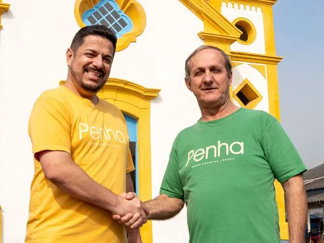 Julgamento no TSE ameaça mandato da chapa eleita em Penha e troca de mensagens de familiar do prefeito gera suspeita